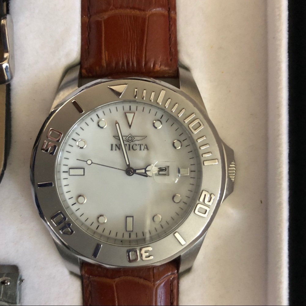 Invicta men’s watch with 4 leather straps